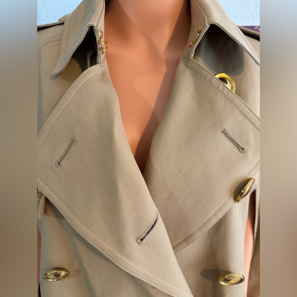 Burberry trench cape crafted in the house's signature heritage style. - Picture 6 of 16